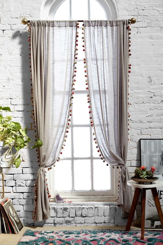 Cómo decorar un salón utilizando cortinas